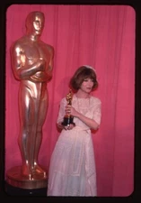 Academy Awards Lee Grant holding Oscar Shampoo 1976 Original 35mm Transparency