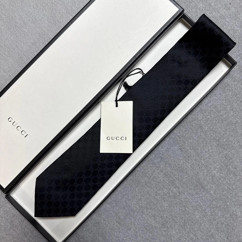 Corbata Gucci Cuello Nueva Sin Usar Negra Azul Marino Cuadros GG 100% Seda Hecha en Italia Foto 3 de 4