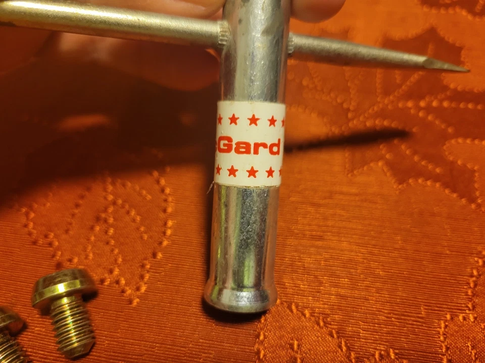 Chrysler Plymouth Dodge ROJO McGard Cubierta de Rueda de Alambre Llave y 4 Cerraduras Juego Completo Foto 4 de 4