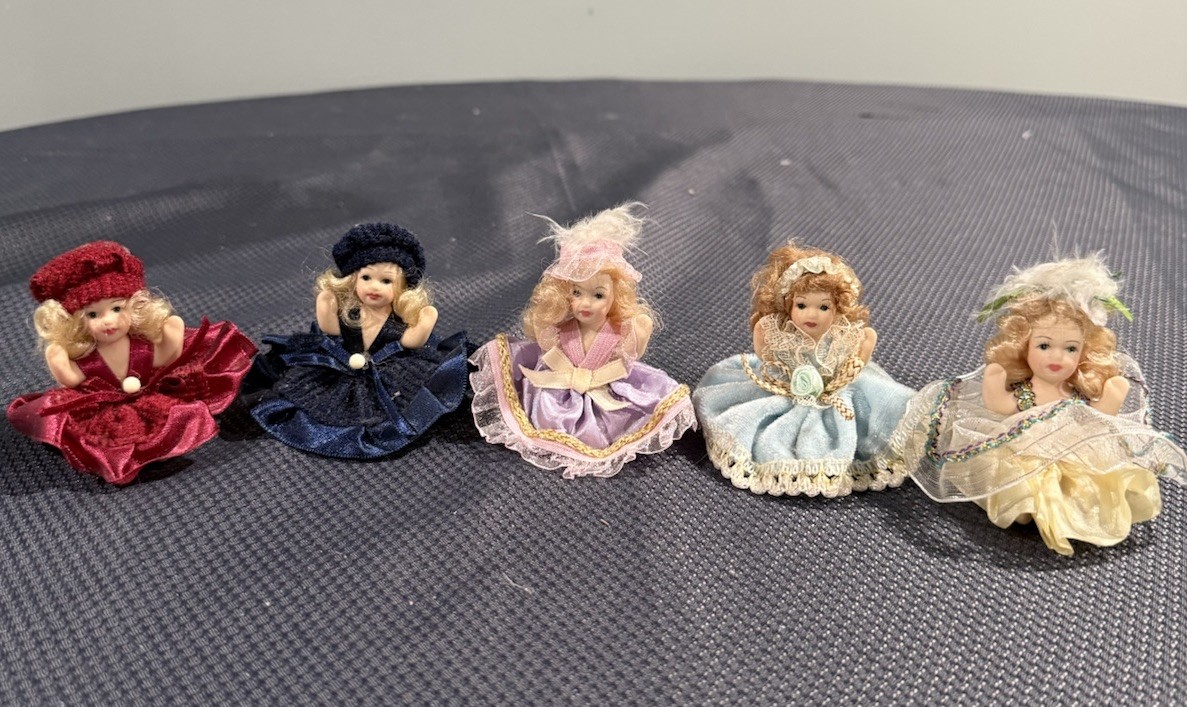 Set Of 5 Beautiful Old Fashioned Vintage 3 Inches Sitting