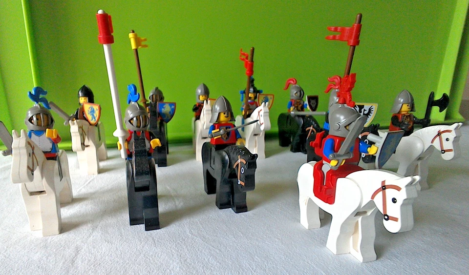 LEGO 12 Ritter zu Pferd/Zubehör/Bauplan - Bild 4 von 4