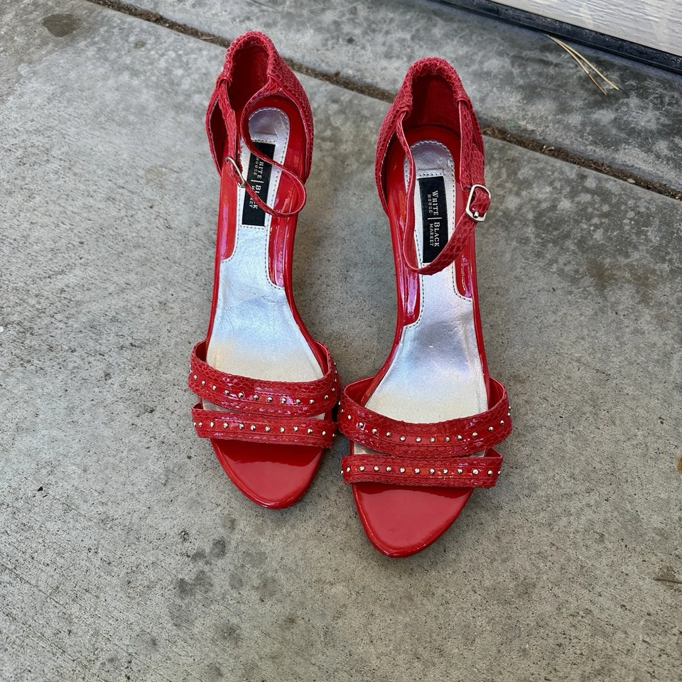 Tacones con tiras de charol rojo y piel de serpiente White House Black Market para mujer 8M Foto 2 de 4
