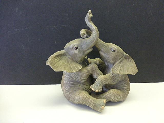 Maruri USA Gentle Giant Collection Porcelain ELEPHANT Statue Figurine GG-9253