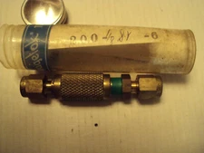 Swagelok B-200-1/8 SV-6 brass Slide valve w/1/8" Tube Compression Fitting in-out