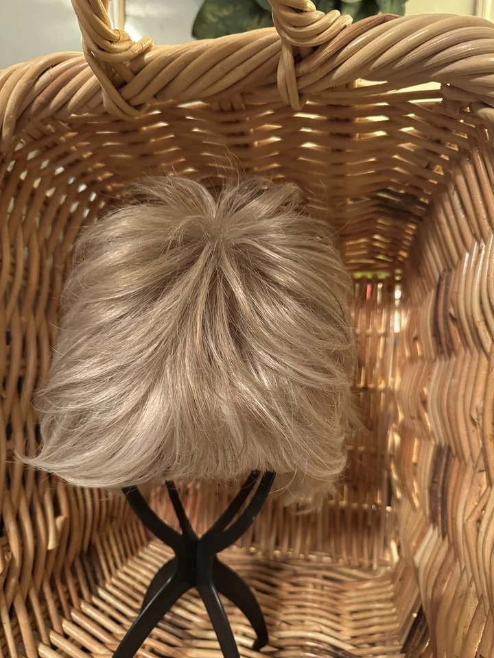 Peluca VOLTAGE ELITE de RAQUEL WELCH, Vainilla Esmaltada Usada.  Foto 4 de 4