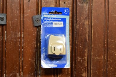 LEVITON TWO PRONG 13A 125V AC POWER PLUG IN SWITCH ON OFF WALL OUTLET ADAPTOR