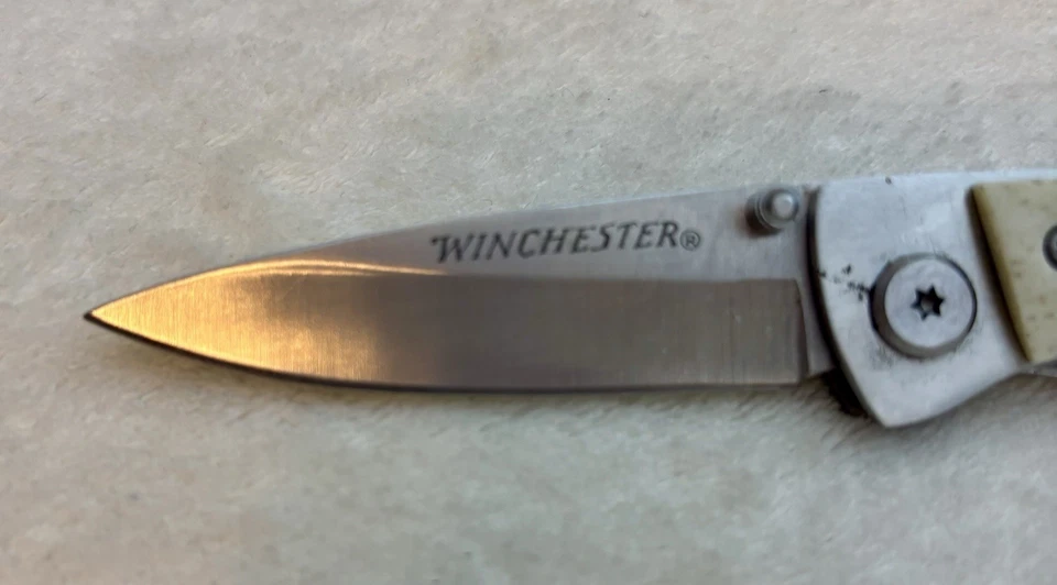 Cuchillo de bolsillo plegable de colección Oliver F. Winchester hoja de borde liso único bloqueo de marco Foto 3 de 4