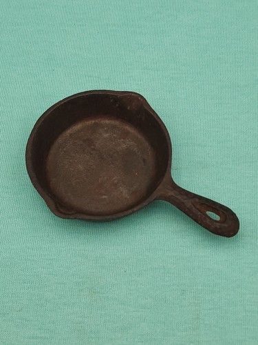 Antique Miniature 4 3/4" CAST IRON SKILLET Hammered Salesman Sample / Toy - Picture 10 of 10