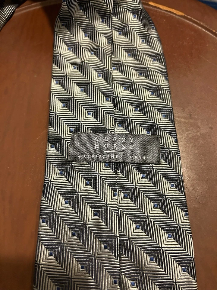 Corbata geométrica Crazy Horse Clairborne Co gris 100 % seda importada USANecktie para hombre Foto 4 de 4