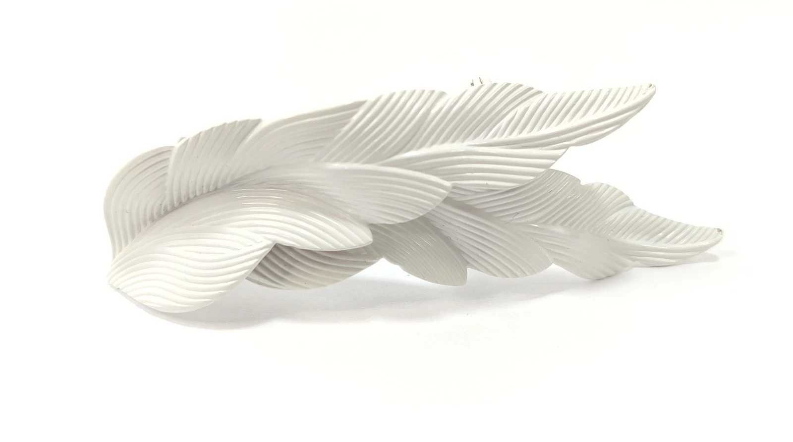 RARA spilla vintage firmata 1958 GRANDE CHRISTIAN DIOR bellissima foglia smaltata bianca