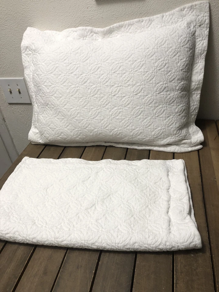 "Linea Casa By Sferra Matelasse 2 fundas estándar algodón blanco 20x26"" usado en excelente estado" Foto 3 de 4