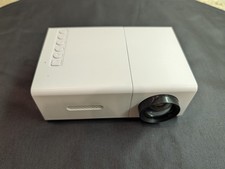 MINI PROJECTOR 3000 LUMEN HDMI  USB COMPATABLE