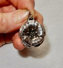 Detailed Daisy Flower 3-Dimensional Pendant 925 Sterling Silver