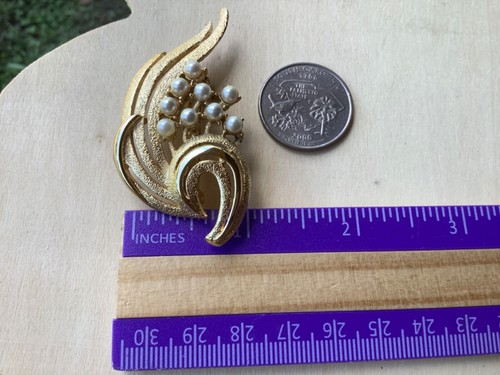 Vintage Spray Brooch Pin Faux Pearl Matte and Shiny Gold Tone Unsigned Beauty - Picture 8 of 12