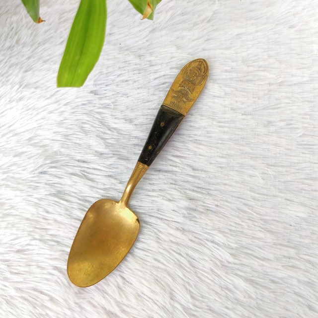 Cucchiaio vintage fatto a mano ottone Siam Santa Dea pezzo decorativo da collezione- Cucchiaio vintage fatto a mano ottone Siam Santa Dea pezzo decorativo da collezione-