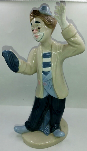 Clown Magician Figurine de Cuernavaca Magic Act Vintage 1993 by Desako