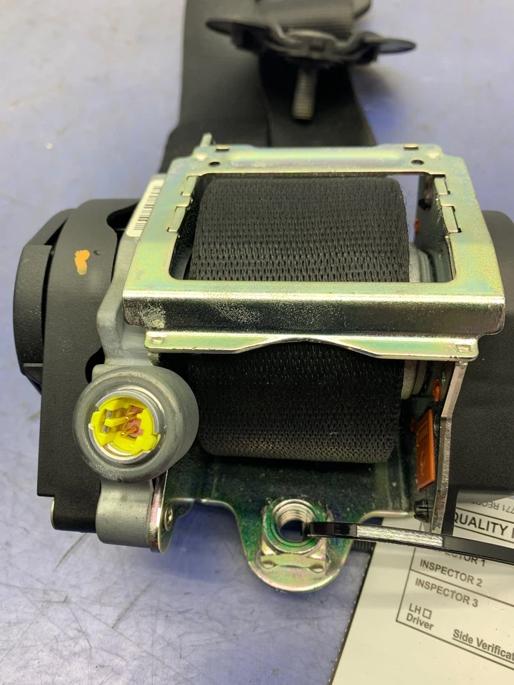 2012-2016 BMW M5 OEM LEFT FRONT SEATBELT RETRACTOR Foto 2 de 4