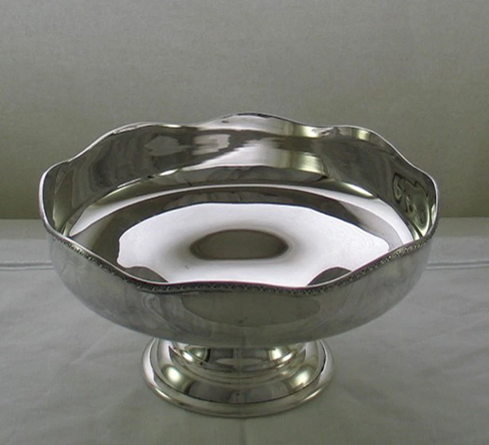 Plato de fruta/pastel de plata con pie circular con borde Derwent aplicado Foto 2 de 4