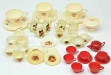 Altes Kunststoff PUPPEN GESCHIRR Servierteile 36x Ausstattung Puppenstube Küche