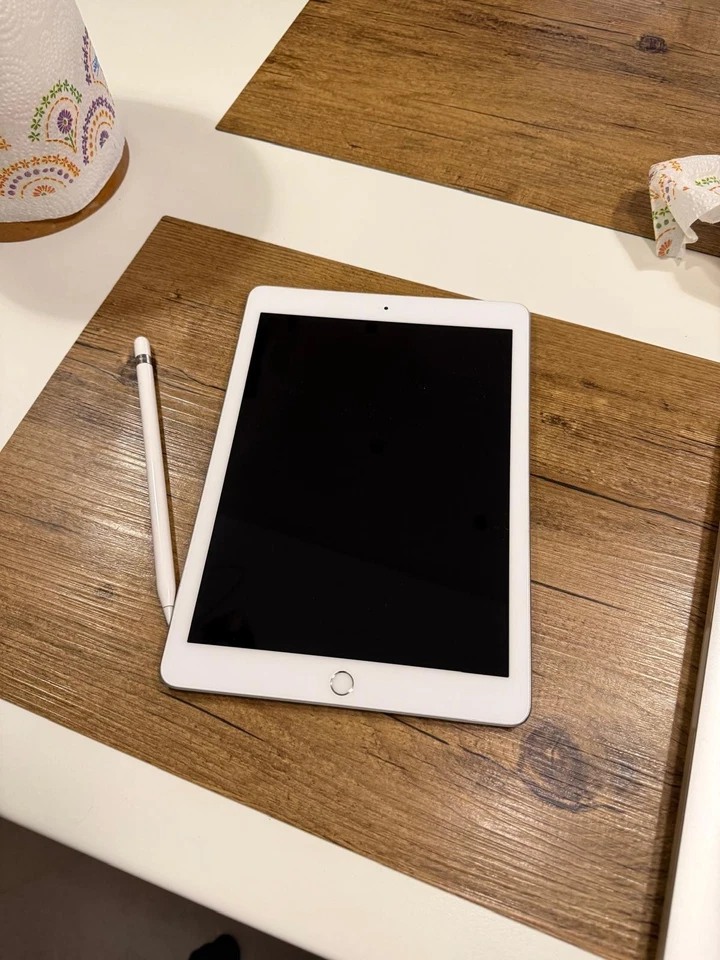 Apple iPad 6 Generazione 9.7" 128GB Wi-Fi Tablet - Grigio Siderale - Immagine 4 di 4