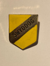 TOYE KENNING SPENCER - WELSH OFFICER BADGE - SWYDDOG - YELLOW ENAMEL