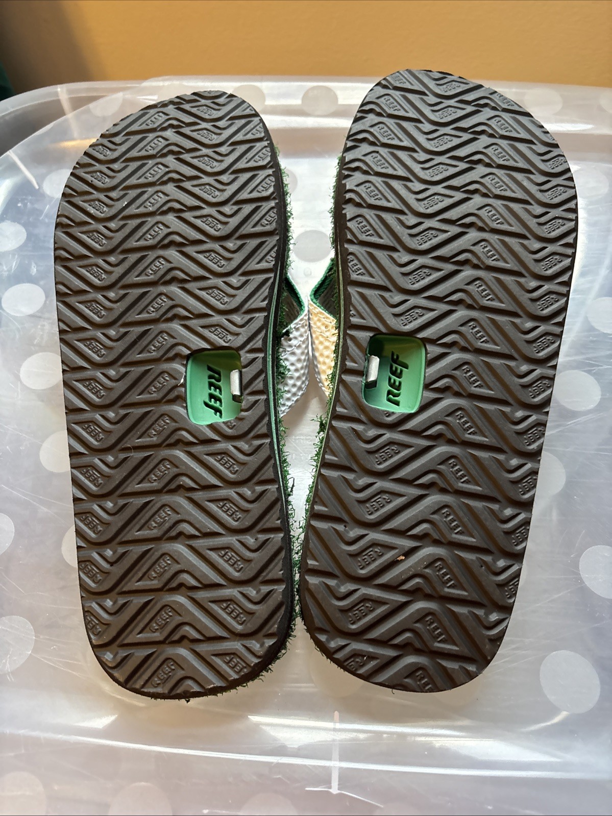 Reef Men’s Mulligan II Green White Golf Tee Thong Sandals Men’s 9 Bottle Opener