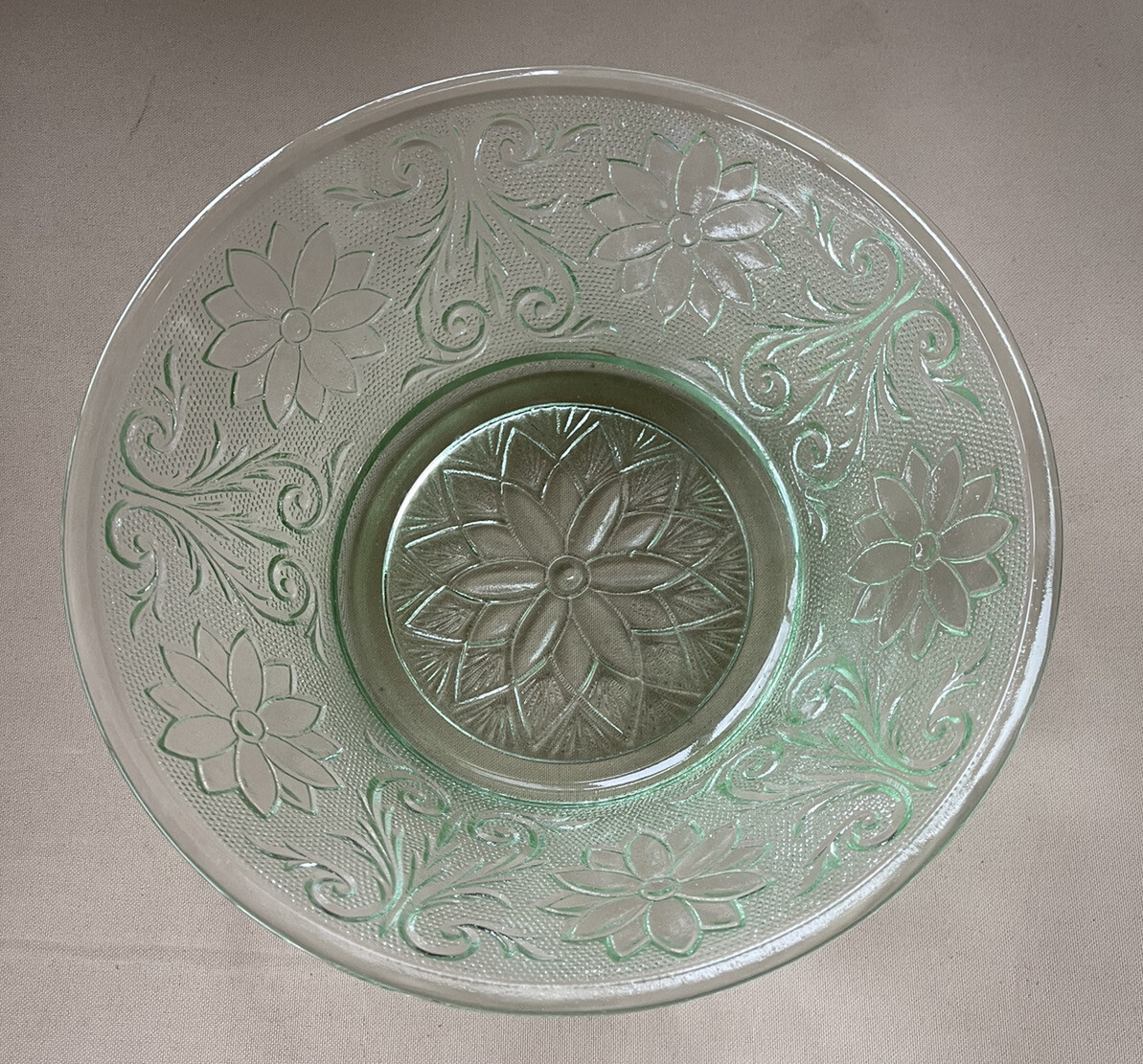 Tiara Indiana Glass Chantilly Green Sandwich 8.4” Vegetable Serving