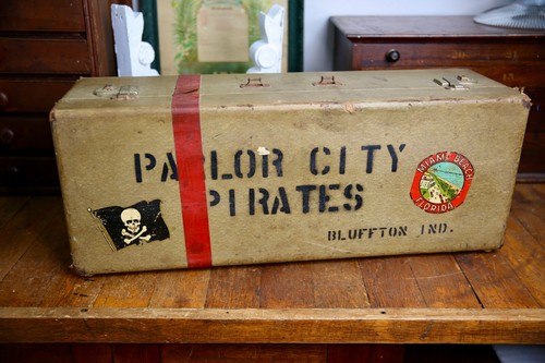 Vintage Getzen Pirates Skull trumpet Bugle Antique Instrument wood Case ONLY - Picture 2 of 16