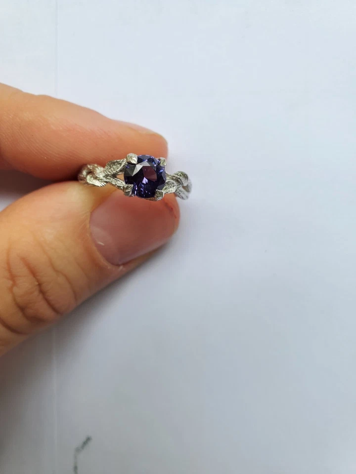 Anillo de compromiso de zafiro púrpura banda de platino Foto 4 de 4