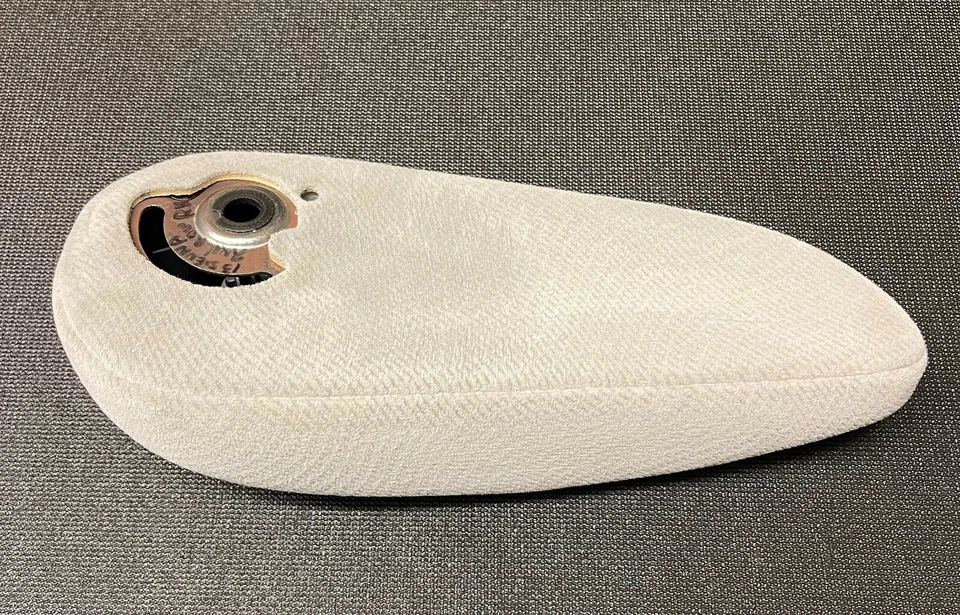 2011 2012 2013 2014 2015 TOYOTA SIENNA 2ND ROW SEAT R/H ARM REST GRAY OEM - Image 2 of 3