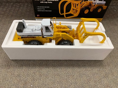 * FIRST GEAR 1:25 SCALE INTERNATIONAL 560 PAY LOADER WITH LOG FORKS *ST - Picture 3 of 12