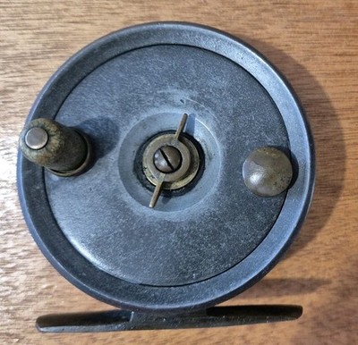 EINE FEINE VINTAGE 3'' CENTER DRAG FORELLEN FLIEGENROLLE MIT SCHNURSCHUTZ SCHÖNE FORELLENROLLE