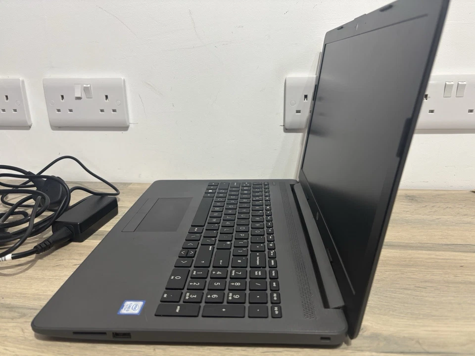 HP Notebook 250 G7 - Intel Core i3 - 4GB RAM - 1TB HDD - 120GB SSD - Win 11 - Image 3 of 4