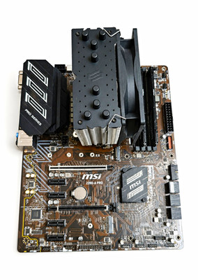 Intel Core i9-9900KF + MSI Z390-A PRO + 16 GB Kingston Fury DDR4 + CPU-Kühler