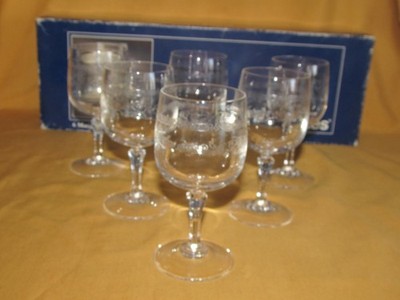 Série de 6 verres à vin blanc gravé en relief d'Arques service Matignon 12 cl