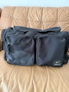 Nike Black Grip Gym Duffel Bag Zip Closure Adjustable Strap 4 Pockets Polyester