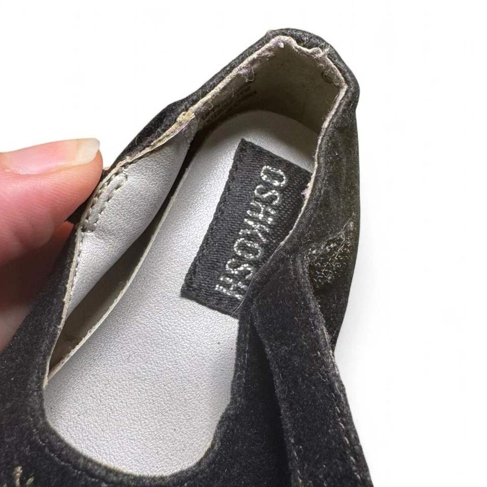 Sapatos Mary Jane de veludo preto Osh Kosh com detalhe de flor tamanho 2 - Imagem 3 de 4