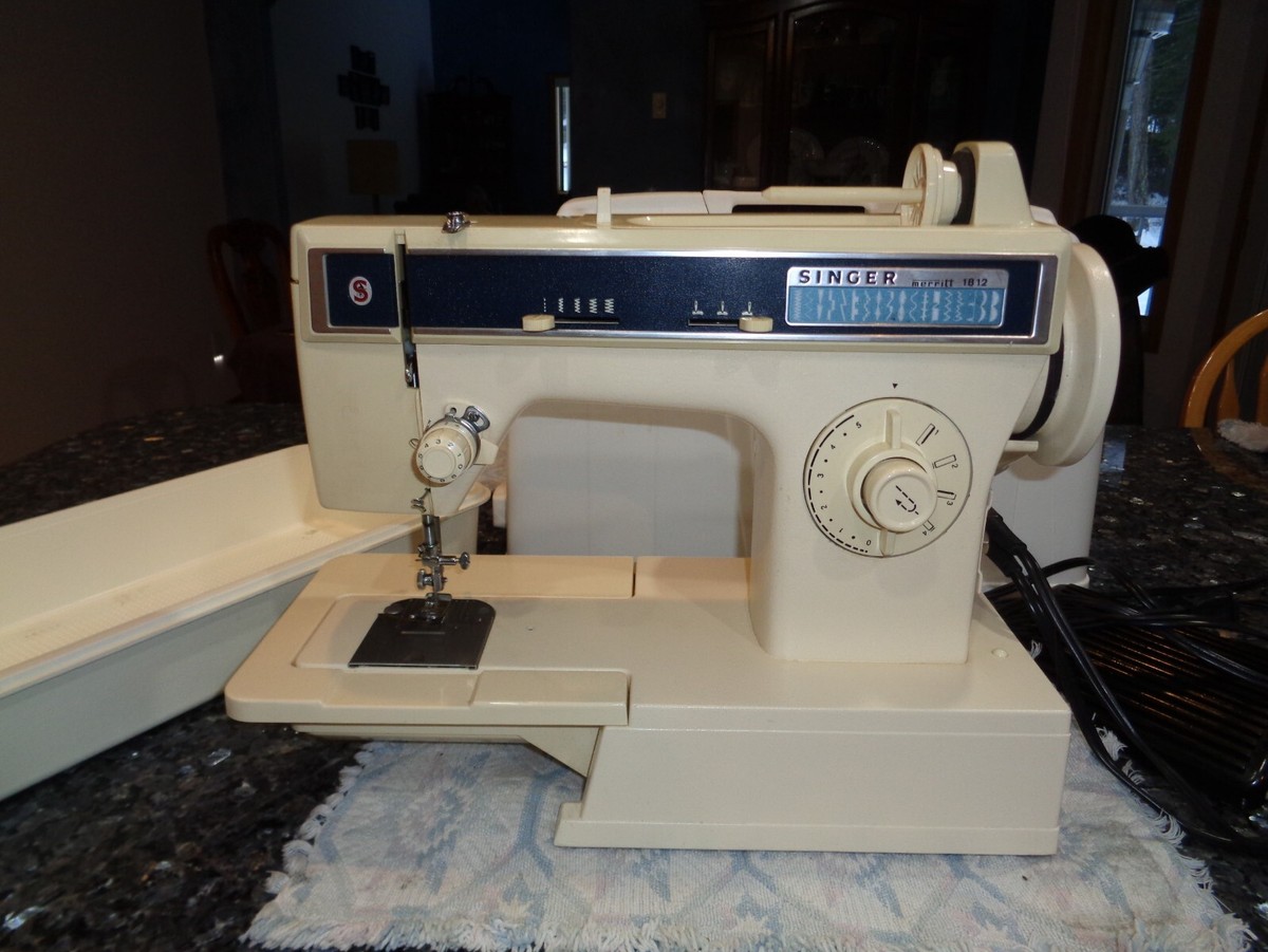 SINGER SEWING MACHINE WHITE MERRITT 1812 MADE IN BRAZIL W/CASE