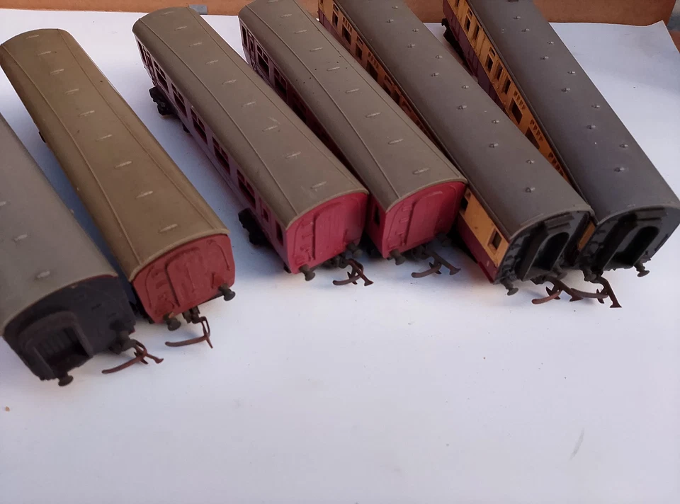 Six Vintage Tri-ang OO Coaches  Cars Model Railway Mail Coach - Image 4 of 4