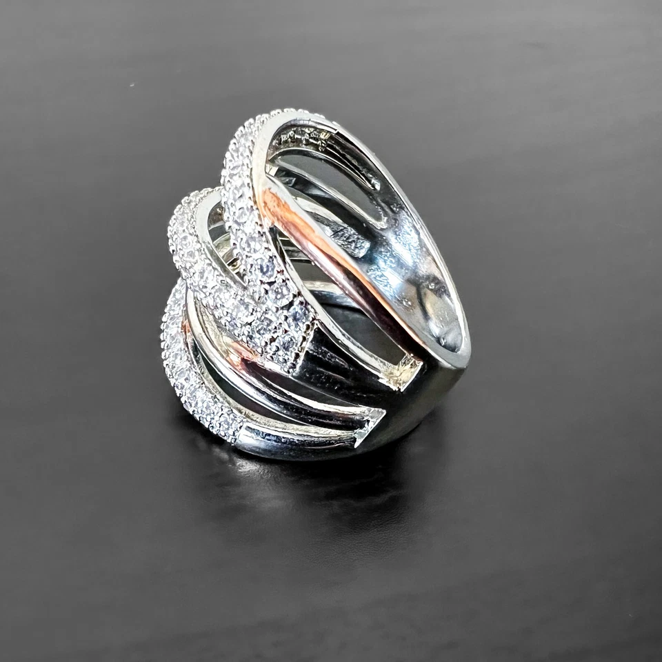 Anillo de zafiro blanco con placa de plata esterlina de dos tonos cruzada alta creado en laboratorio Foto 2 de 4