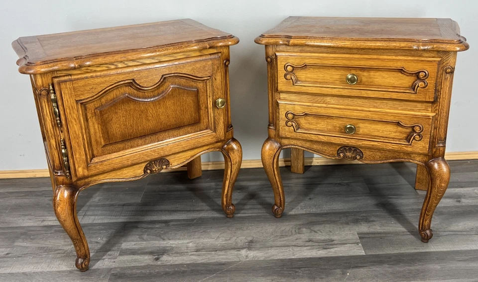 French Vintage Oak Bedside Tables Pair Cupboards Cabinets Louis XVI LOT 3943 - Image 2 of 4