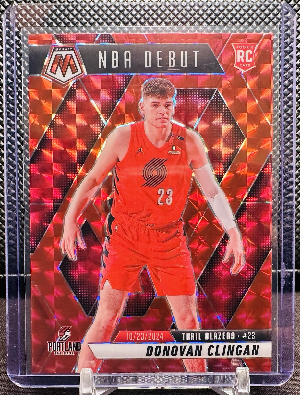 DONOVAN CLINGAN 2024-25 MOSAIC NBA DEBUT ROOKIE RED PRIZM RC #261