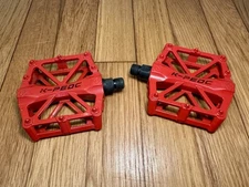 PEDALS GRIPS LIZARD SKINS RED BIKE KIT COLOR ACCENTS MTB ROAD GRAVEL TOURING NEW