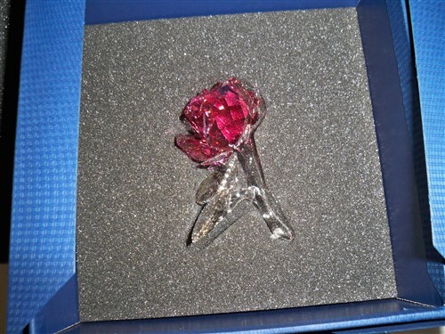 SWAROVSKI／クリスタルローズ BLOSSOMING ROSE, RED Amazon.com: Swarovski Blooming Rose Red Figurine, Crystal