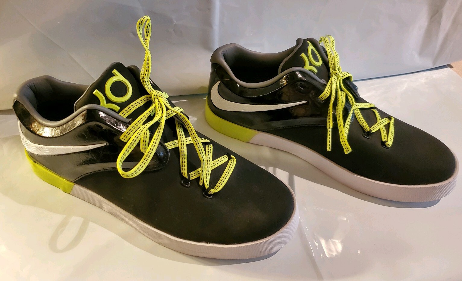 SAOLA Sneakers Nike KD in pelle nera suola bianca taglia Y7
