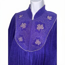 Vintage   VANITY FAIR   Embroidered Full Length Velour Robe Housecoat Medium