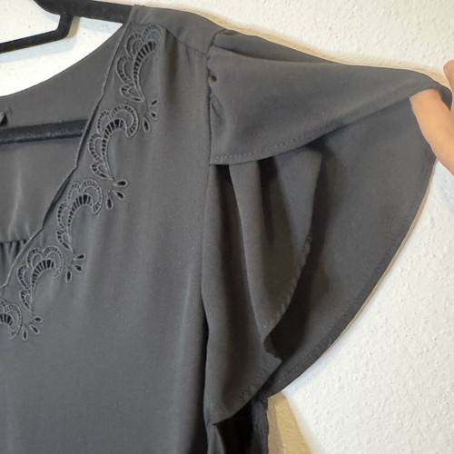 Blusa Top Torrid Ojales Negro Flutter Mangas Cortas Cuello en V Talla 2 - Imagen 4 de 6