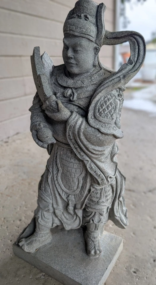 Винтажная резная гранитная статуэтка стража Вэй То ручной работы — 25 дюймов в высоту, 72 фунта - Изображение 4 из 4