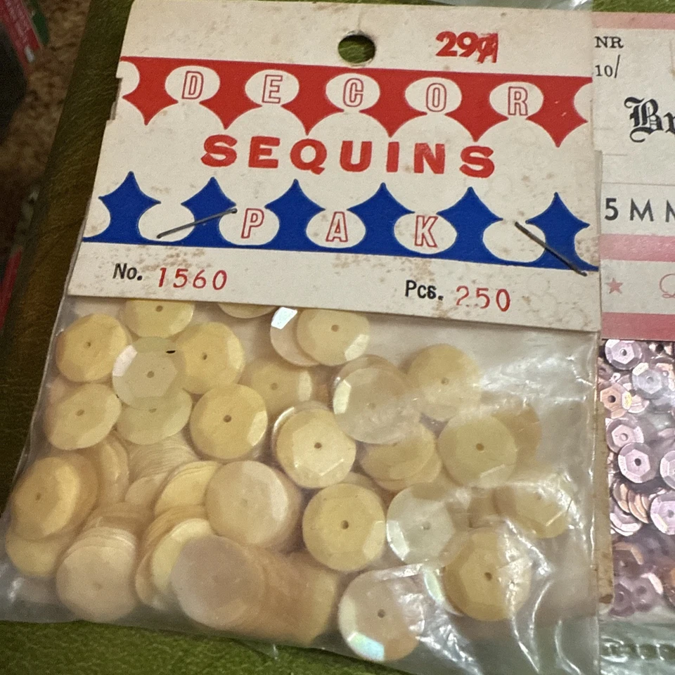 Lote grande de lentejuelas vintage años 60 NOS adornos navideños vintage campanas tintineo Foto 3 de 4