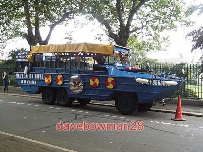 PHOTO  DUBLIN VIKING SPLASH TOUR DUKW PROVIDING TOURS OF THE STREETS AND CANALS